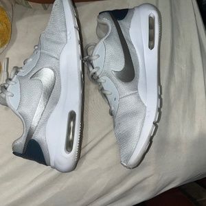 Nike Womens Air Max Oketo Sneaker